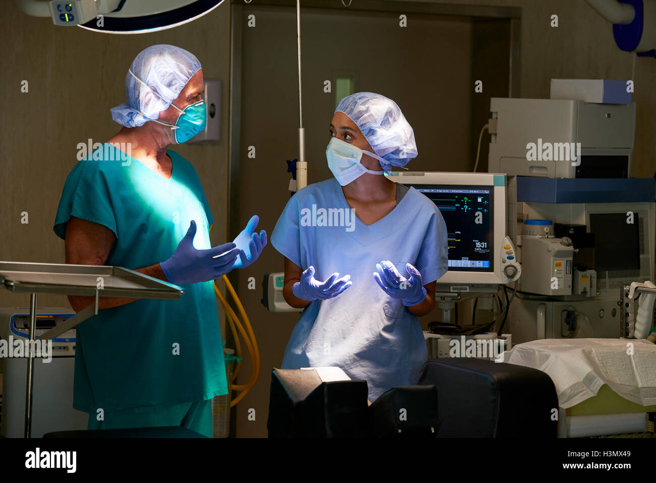 Krankenschwester und Chirurgen mit Diskussion im Krankenhaus Theater Stockfoto