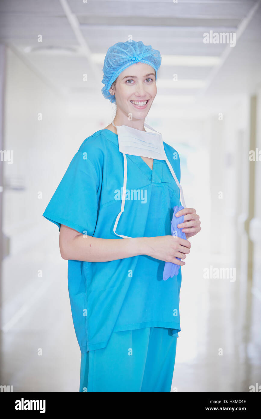 Porträt der jungen weiblichen Medic tragen scheuert im Krankenhausflur Stockfoto