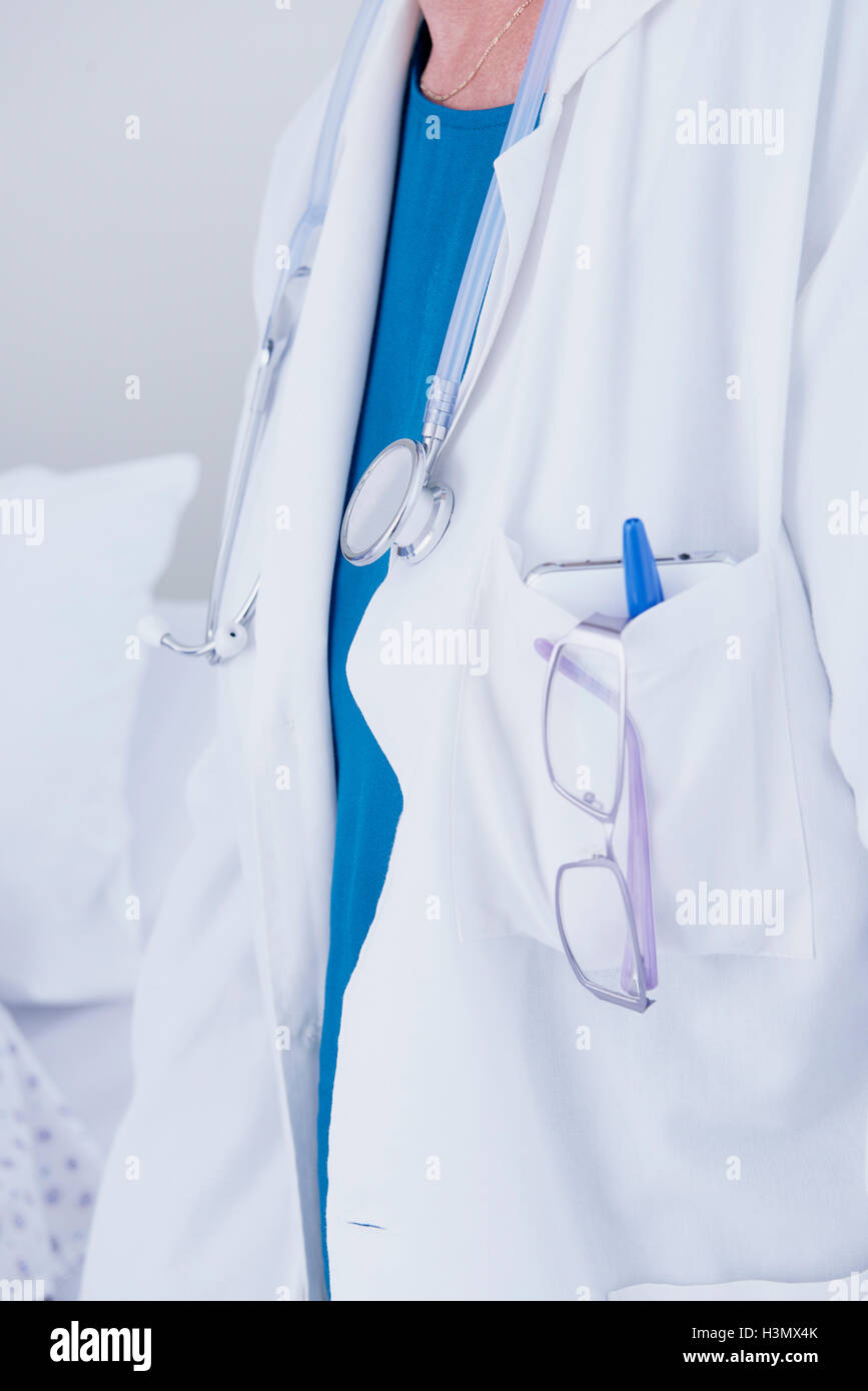 Schuss von Ärztin trägt weißen Kittel und Stethoskop beschnitten Stockfoto