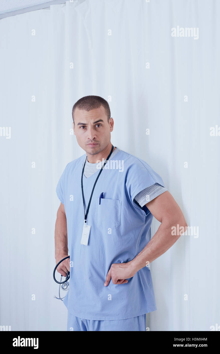 Porträt von zuversichtlich männlichen Arzt im Krankenhaus Stockfoto
