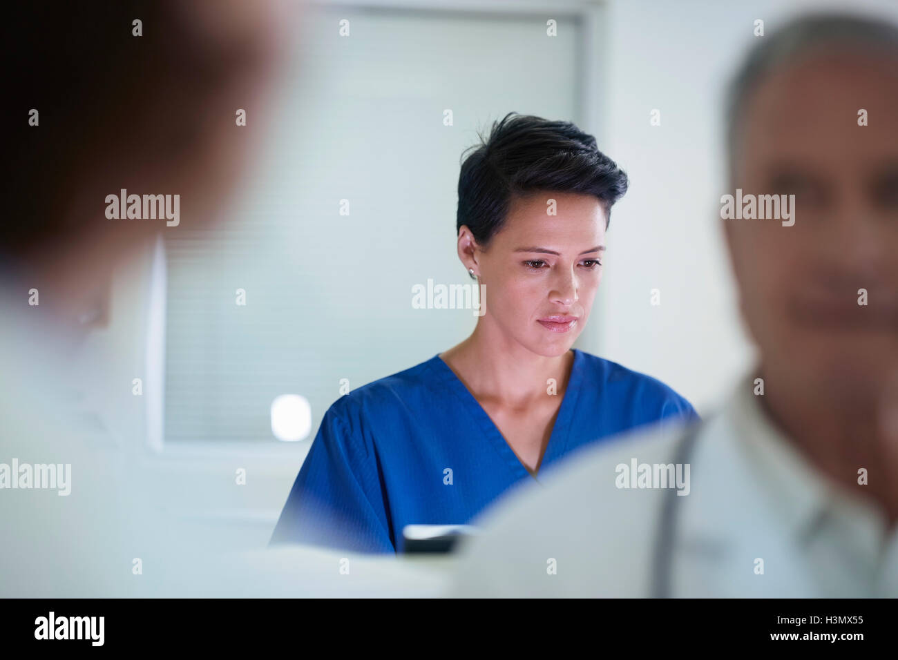 Krankenschwester beschäftigt an Krankenschwestern Station im Krankenhaus Stockfoto