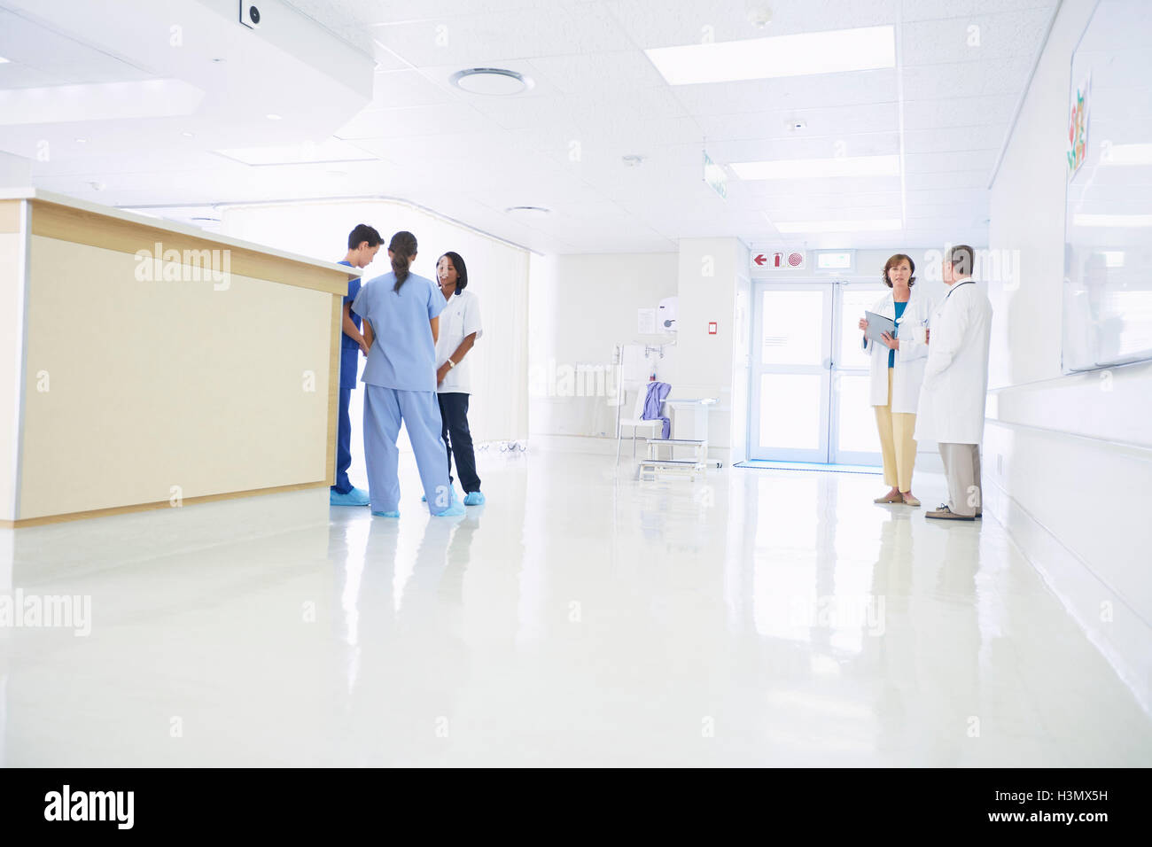 Ärzte und Krankenschwestern sprechen von Krankenschwestern-Station im Krankenhaus Stockfoto