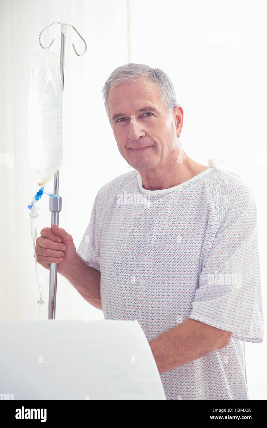 Porträt von älteren männlichen Patienten halten die Infusion im Krankenhaus Stockfoto