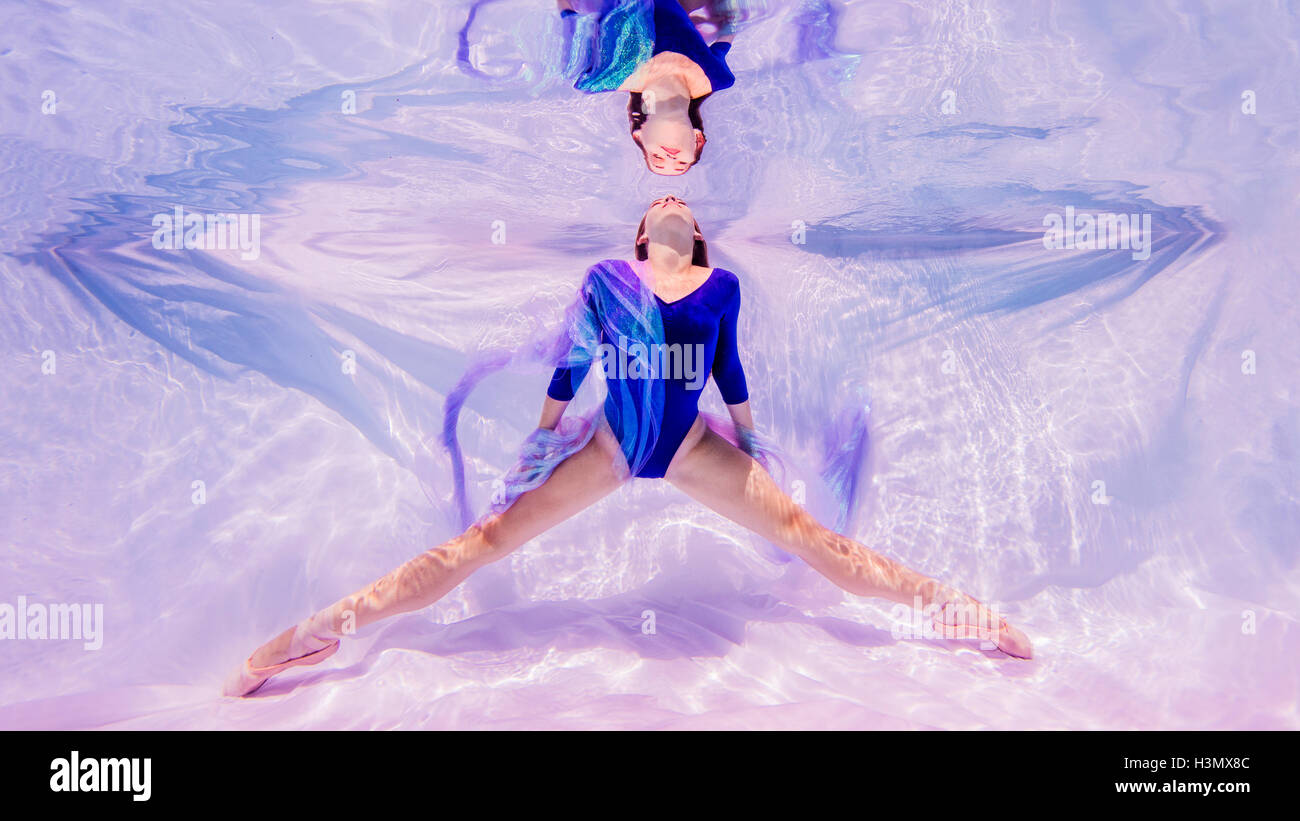 Unterwasser-Blick des Mädchens tragen blaue Trikot und Ballett Schuhe, zugewandte Oberfläche des Wassers Stockfoto