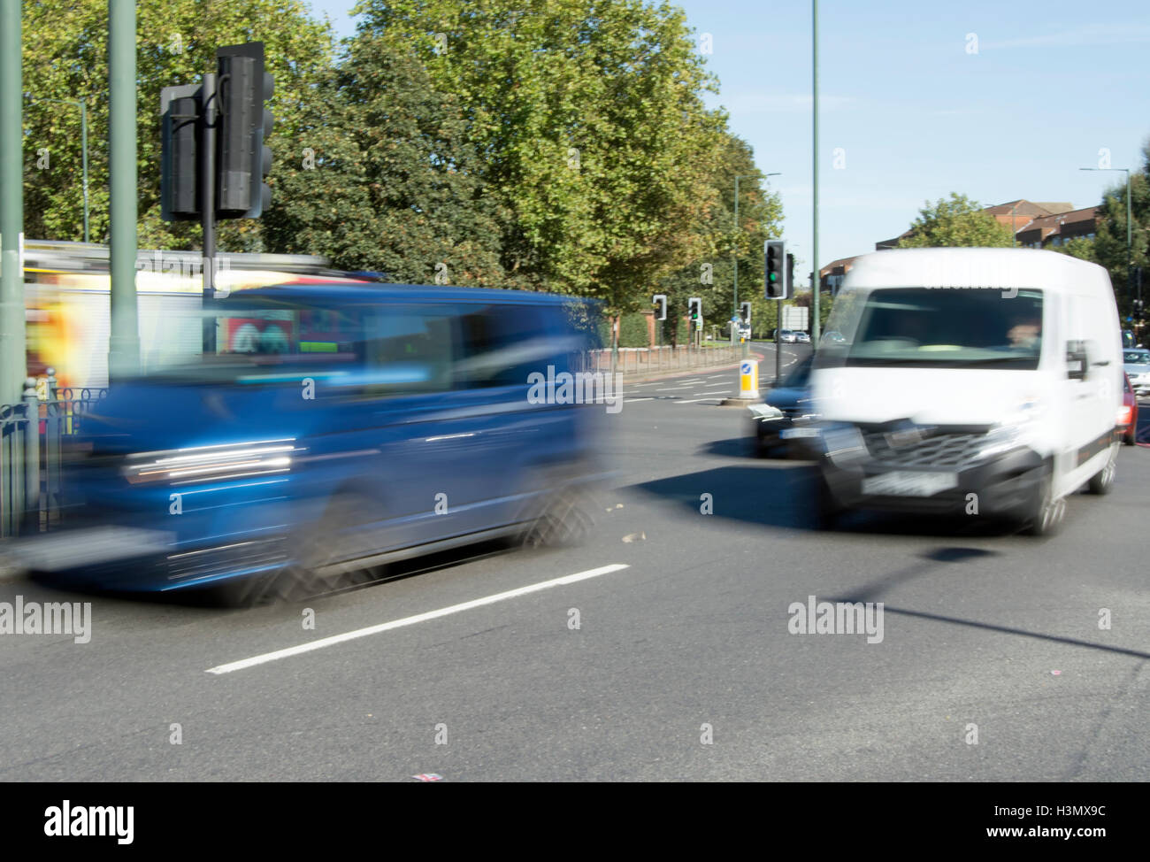 Fahrzeuge in Bewegungsunschärfe Kreuzung Chalkers Ecke, einer großen Straßenkreuzung in East Sheen, London, england Stockfoto
