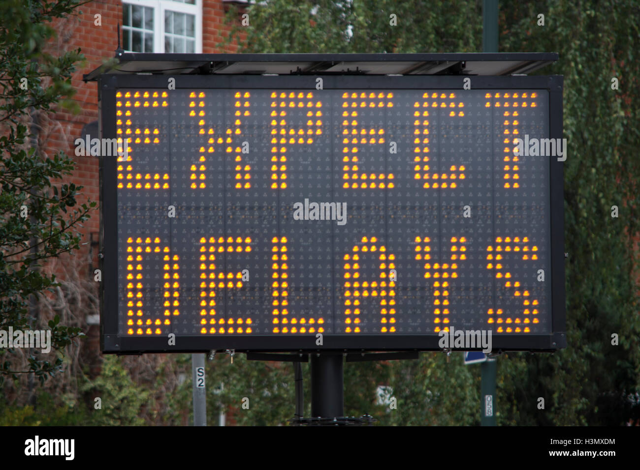 temporäre erwarten Verzögerungen Zeichen an einer Straßenkreuzung in Twickenham, Middlesex, england Stockfoto