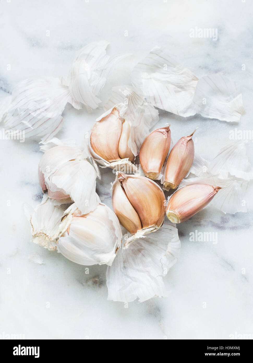 Knoblauch Zwiebeln und Knoblauchzehen auf weißem Hintergrund Stockfoto