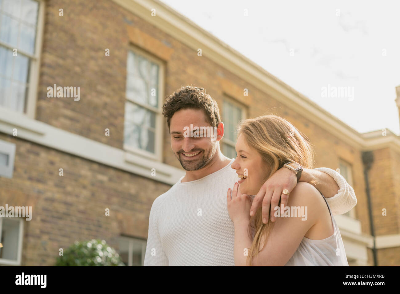Glückliches junges Paar Bummeln auf der Kings Road, London, UK Stockfoto