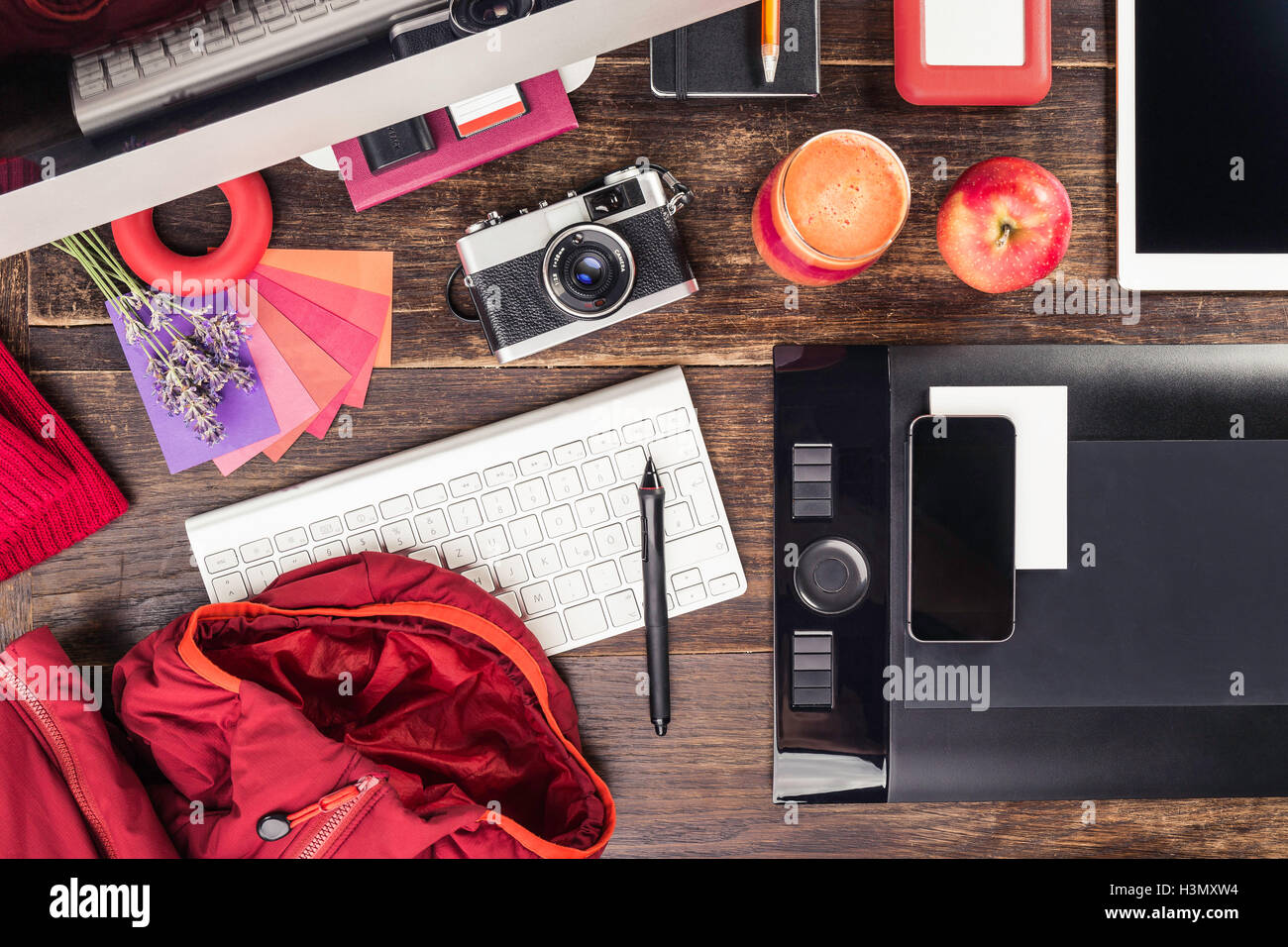 Draufsicht auf Foto-Bearbeitungs-Ausrüstung; Grafiktablett, digital-Tablette, Retro-Kamera, Smartphone und Desktop-computer Stockfoto