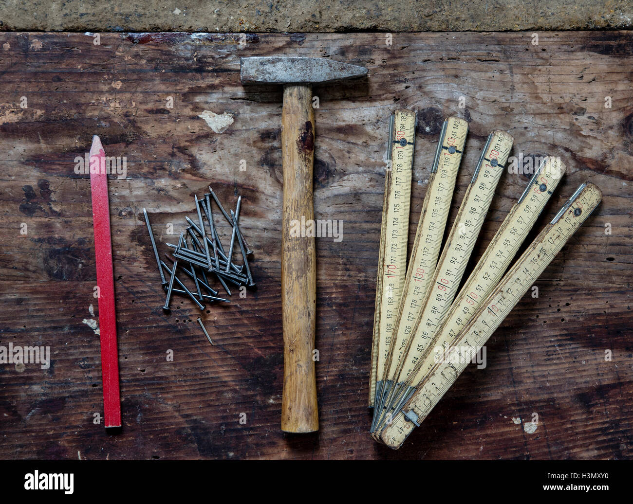 Zick-Zack-Lineal, Hammer, Nägel, Bleistift Stockfoto