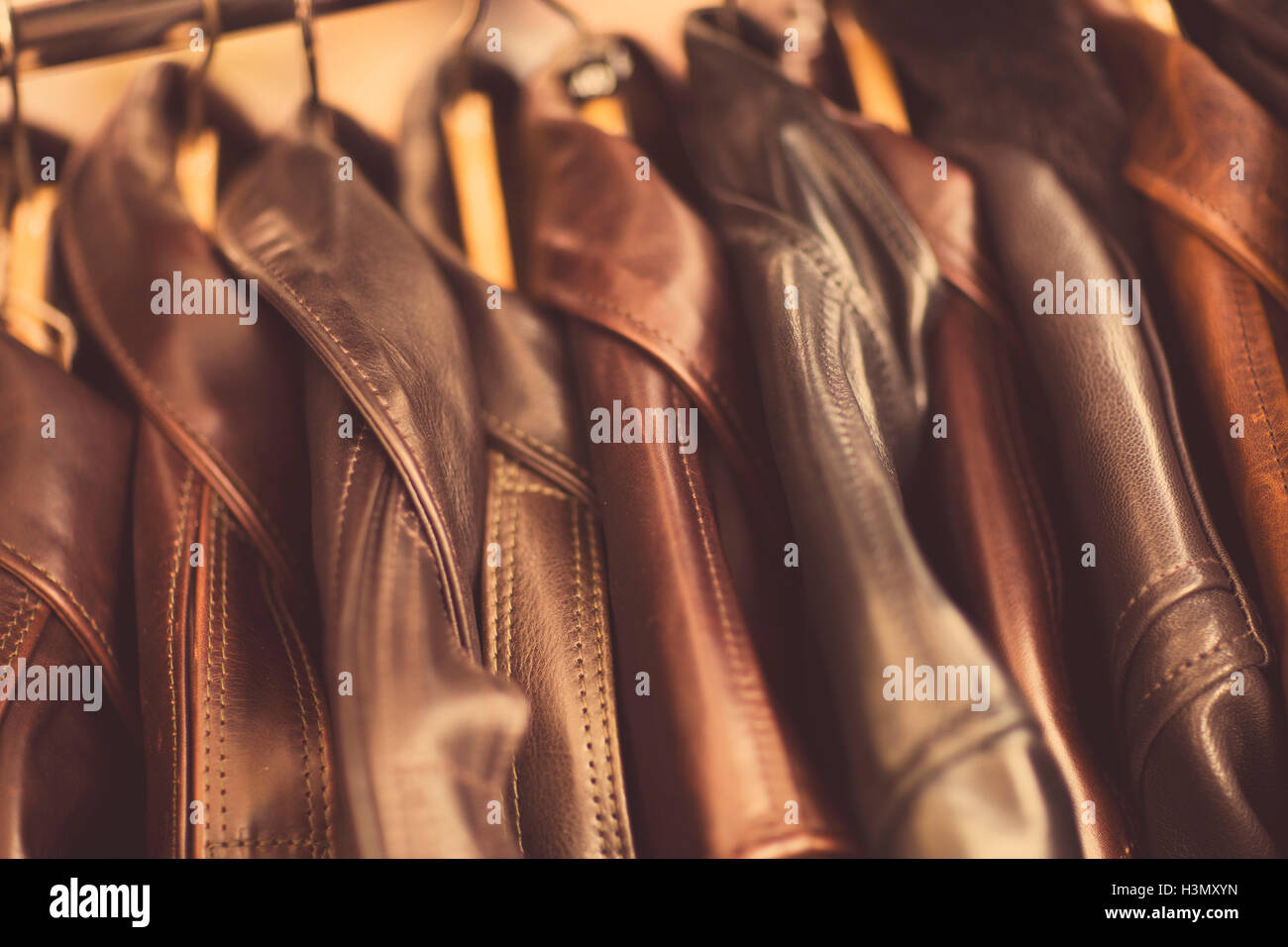 Lederjacken hängen in einer Reihe, in Leder Jacke Hersteller, Nahaufnahme Stockfoto
