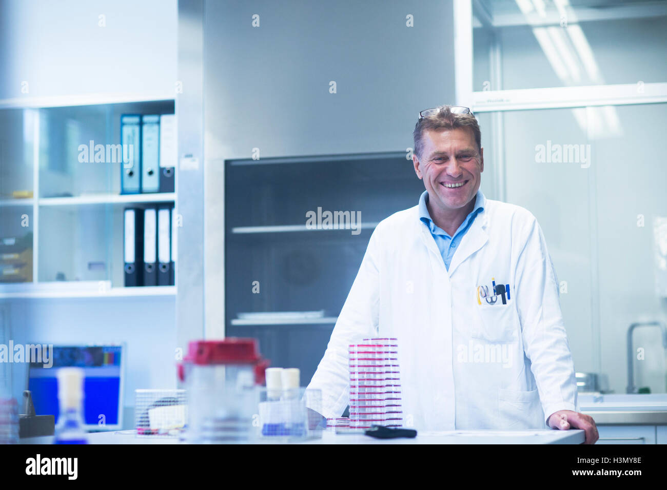 Glücklich Wissenschaftler im Labor Stockfoto
