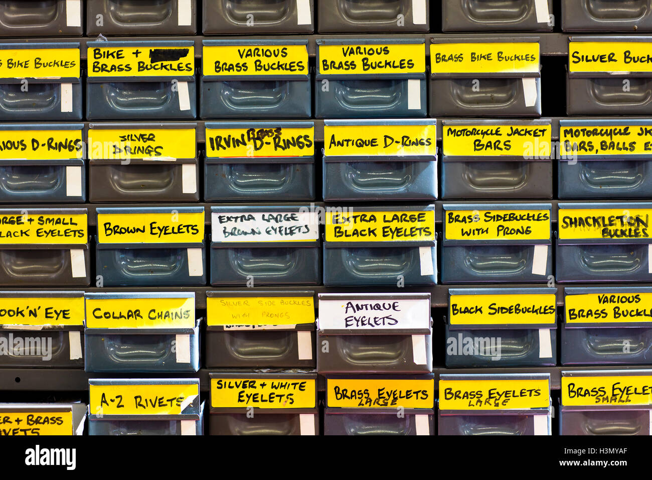 Beschriftete Schubladen von textilen Teile in Leder Jacke Hersteller, close-up Stockfoto