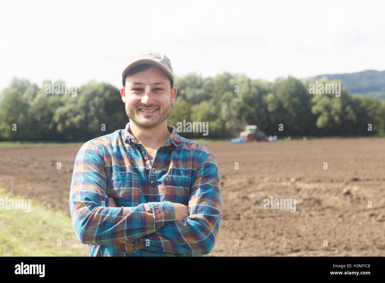 Porträt der Blick in die Kamera Lächeln verschränkten Armen Bauer Stockfoto