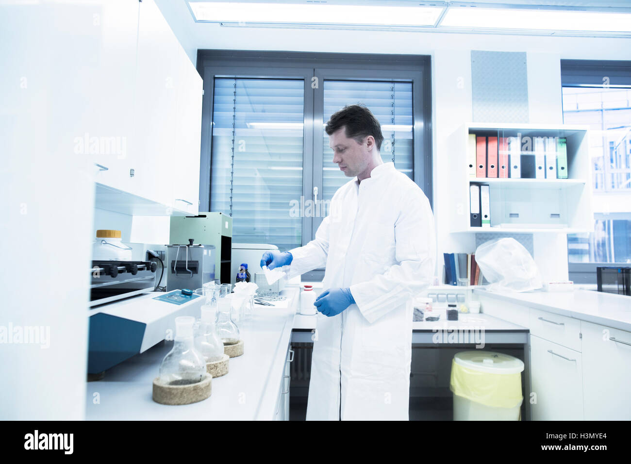 Wissenschaftler untersuchen Probe Becher im Labor Stockfoto