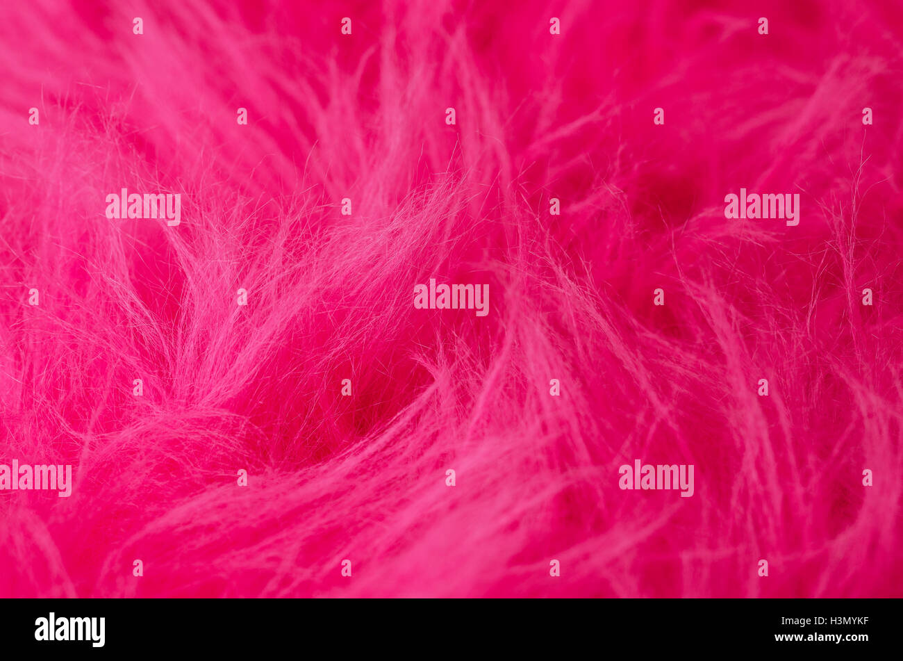 Rosa Plüsch horizontale. Sehr weicher Polyester-Textilien hergestellt aus synthetischen Fasern mit langen Haaren. Makro Nahaufnahme Foto. Stockfoto