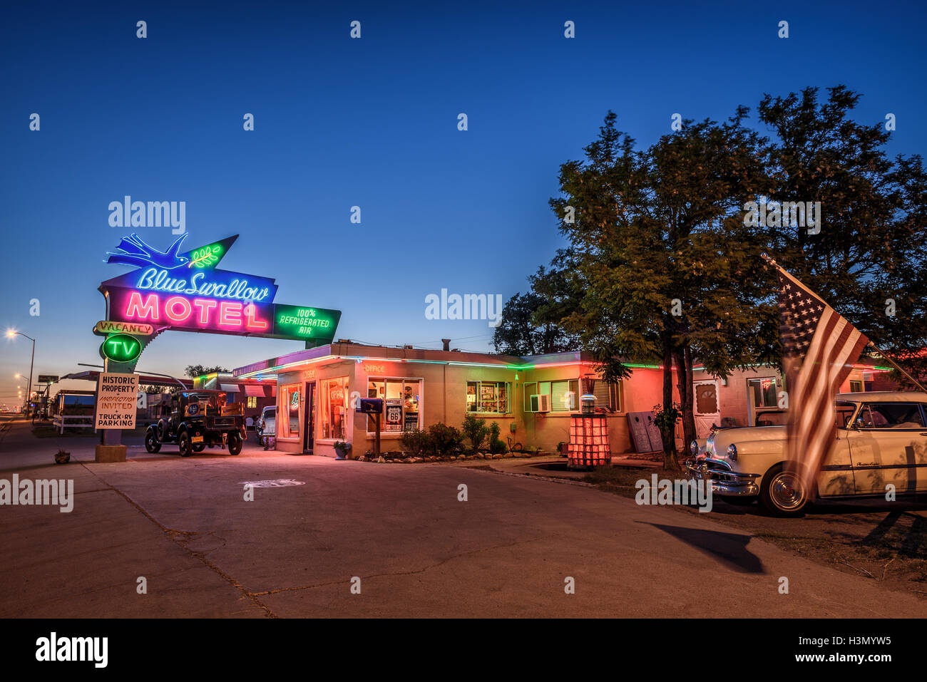 Historic Blue Swallow Motel mit Oldtimern davor geparkt Stockfoto