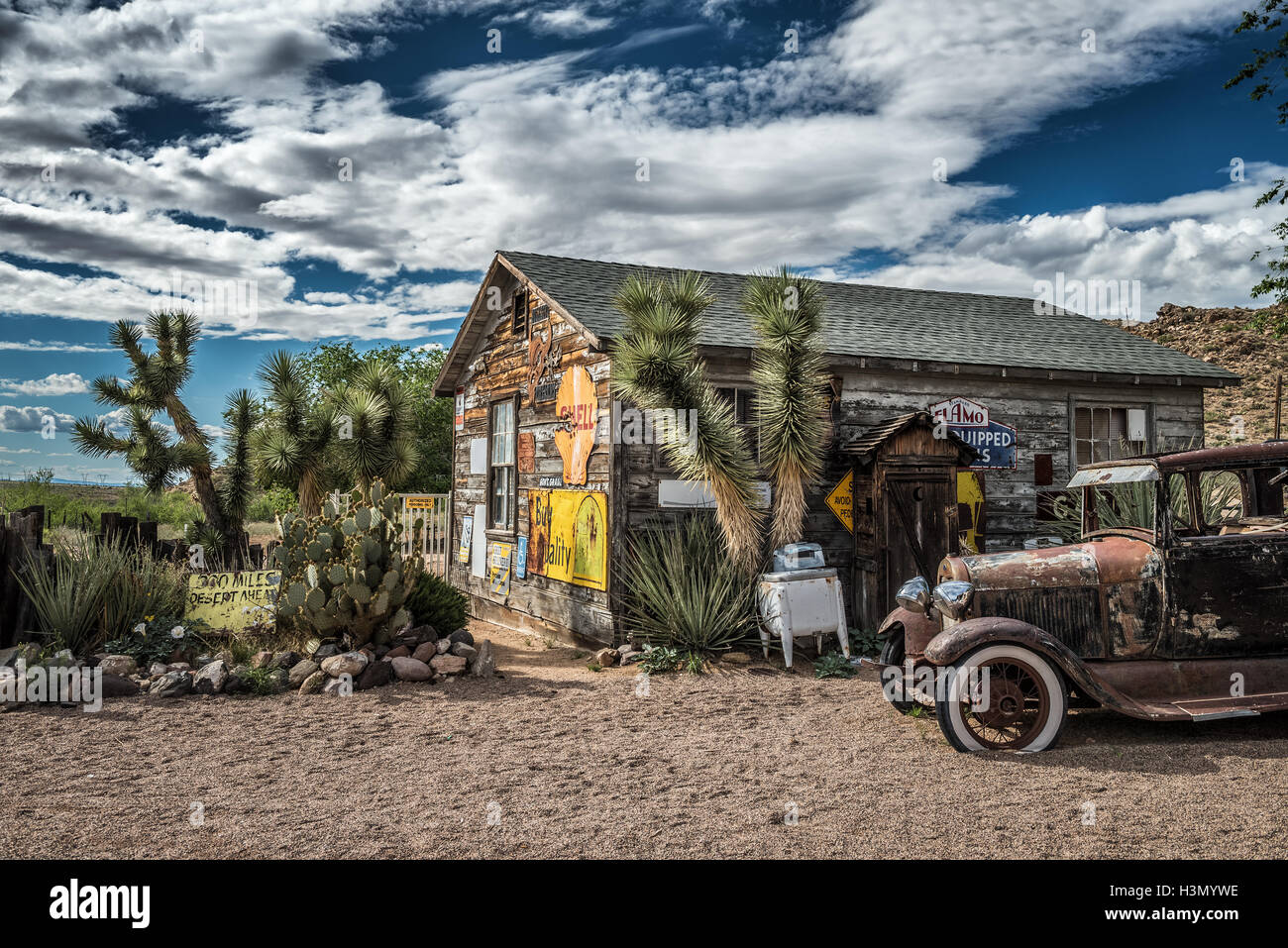 Alte Auto Wrack links aufgegeben bei Hackberry Gemischtwarenladen Stockfoto
