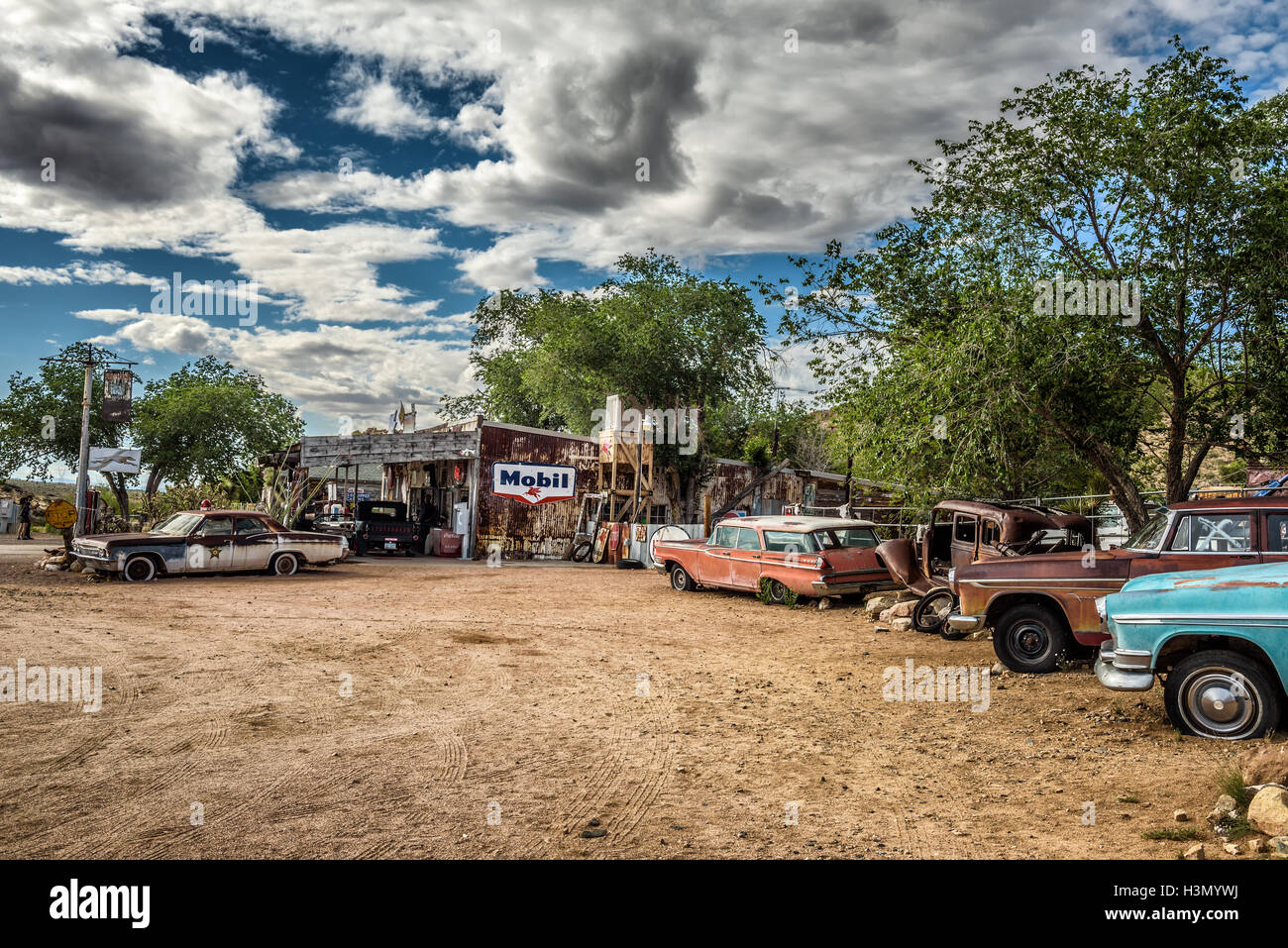 Alten Autowracks links bei Hackberry Gemischtwarenladen Stockfoto