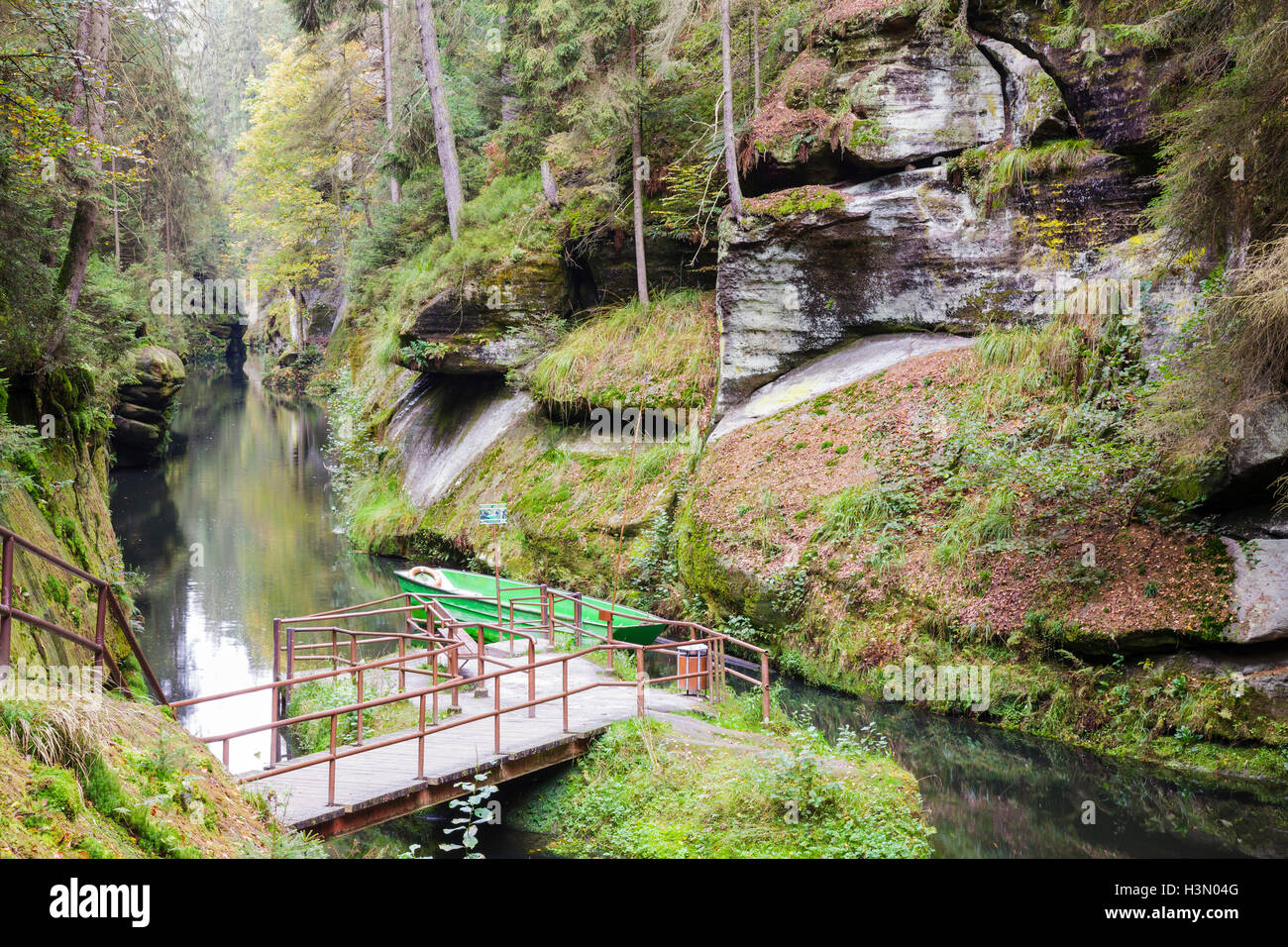 Edmund-Schlucht am Fluss Kamenice – obere Anlegestelle für Boot Reisen, Hrensko, Usti Nad Labem, Tschechische Republik Stockfoto