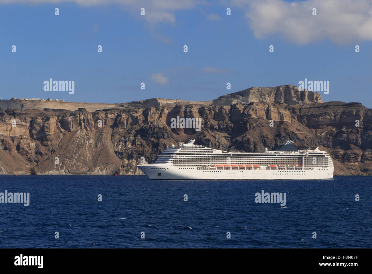 Kreuzfahrtschiff auf Santorin in Griechenland Stockfoto