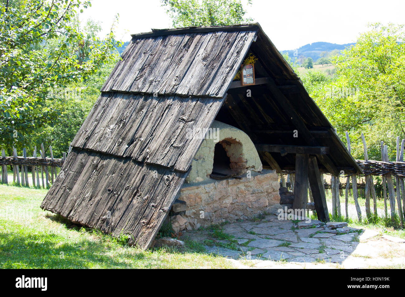 Die Brotbackofen wird nach Original aus dem Dorf Jablanica rekonstruiert. Eine große Menge an Mais und Weizen Brot ist p Stockfoto