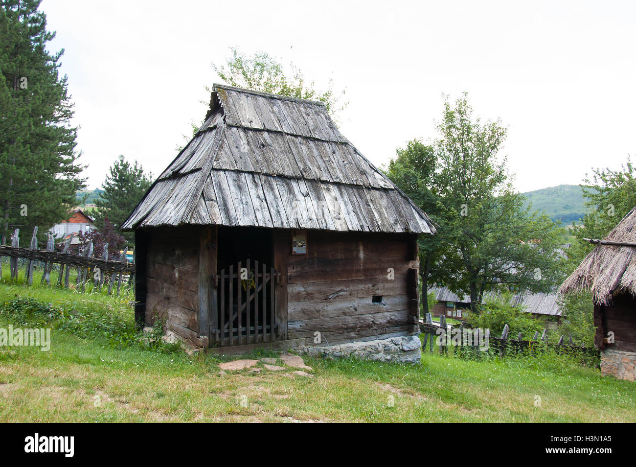 Traditionelle serbische Haus in offenen Museum. Das Hotel liegt im Dorf Sirogojno, am Mount Zlatibor, Serbien Stockfoto