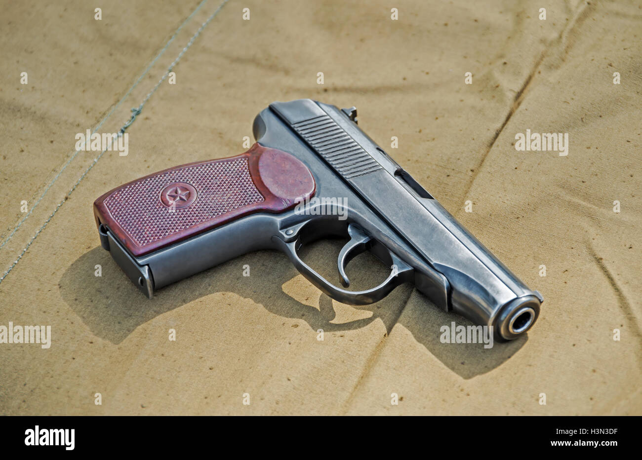 Canvas-Pistole 9mm PM "Makarov" auf Hintergrund Armee plane Stockfoto