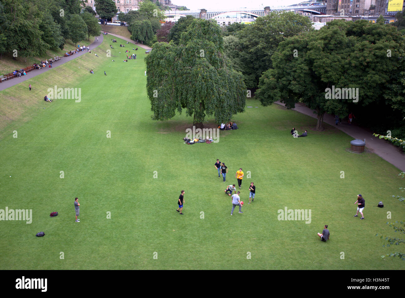 Princes street Gardens, Edinburgh park Fußballspiel als Touristen genießen Sie die entspannte Atmosphäre während des Festivals Stockfoto