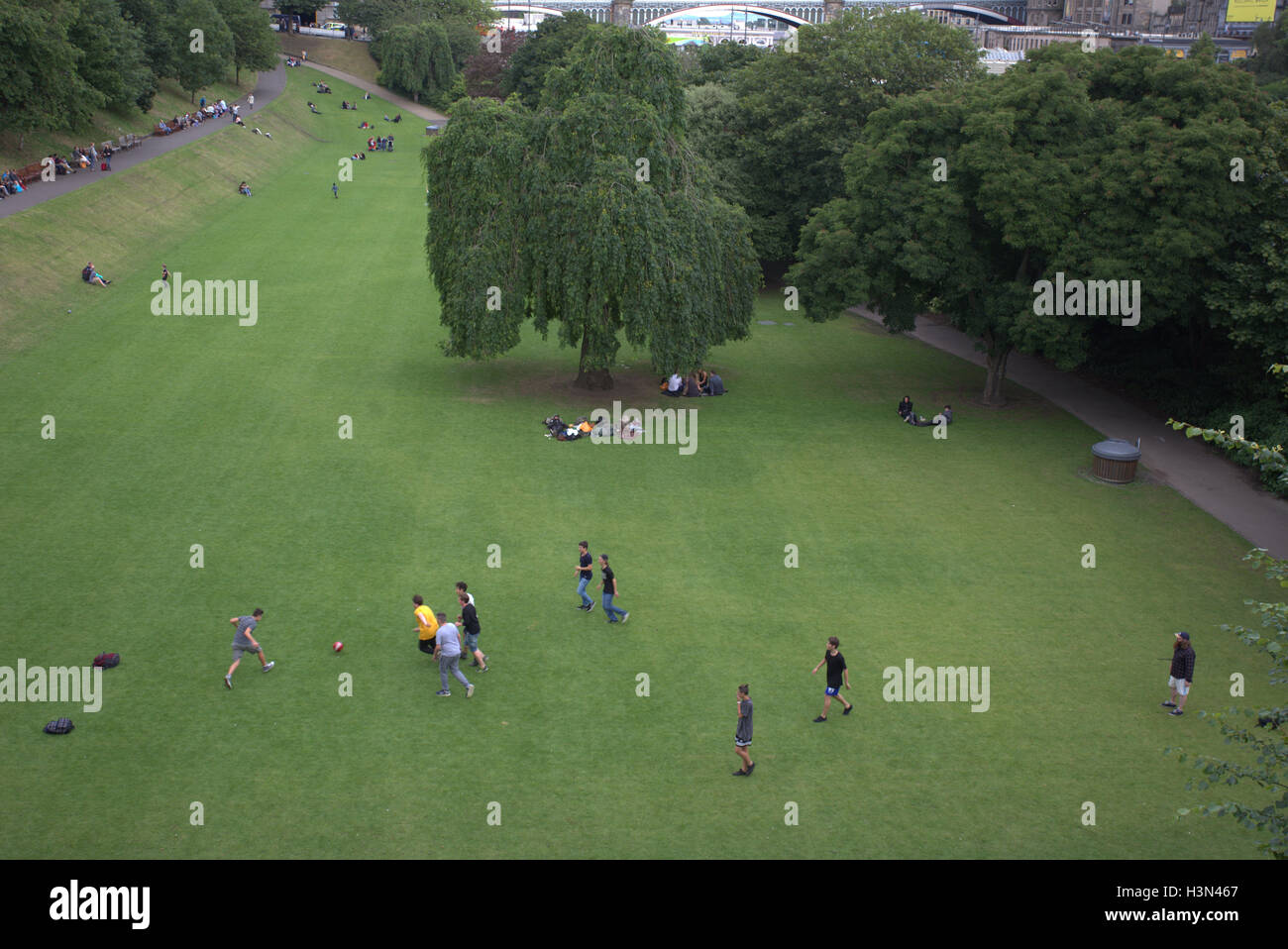 Princes street Gardens, Edinburgh park Fußballspiel als Touristen genießen Sie die entspannte Atmosphäre während des Festivals Stockfoto