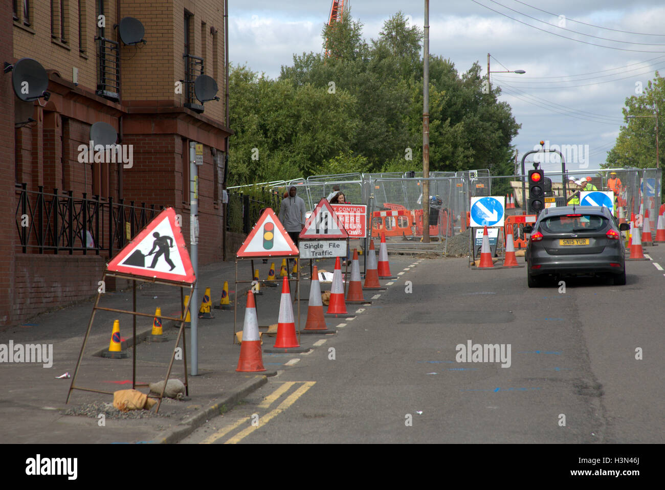 Baustellen mit Männern an Arbeit Zeichen und Verkehr Kegel Stockfoto