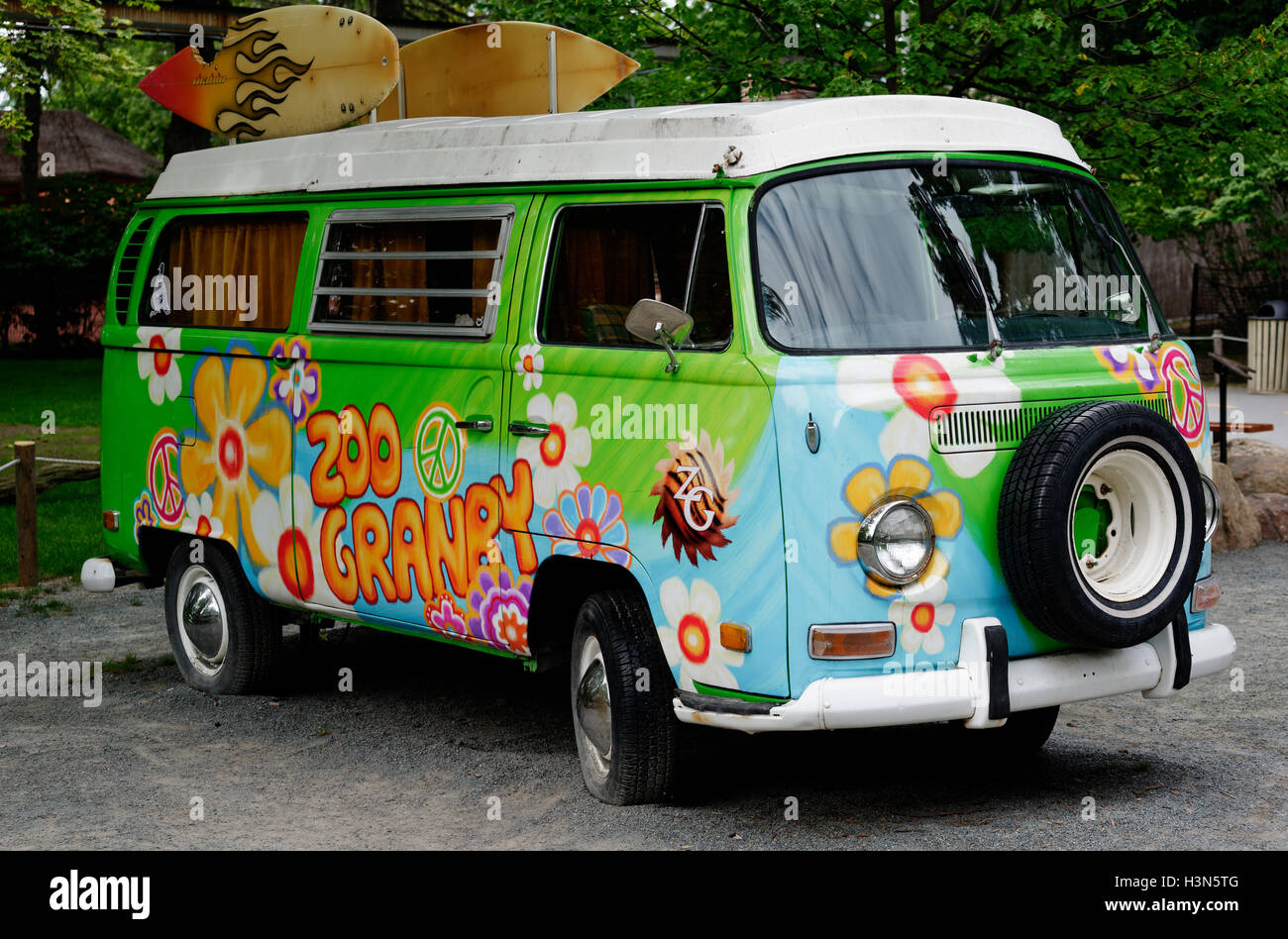 VW Wohnmobil gemalt im Zoo Granby Farben in Granby Zoo in Quebec Stockfoto