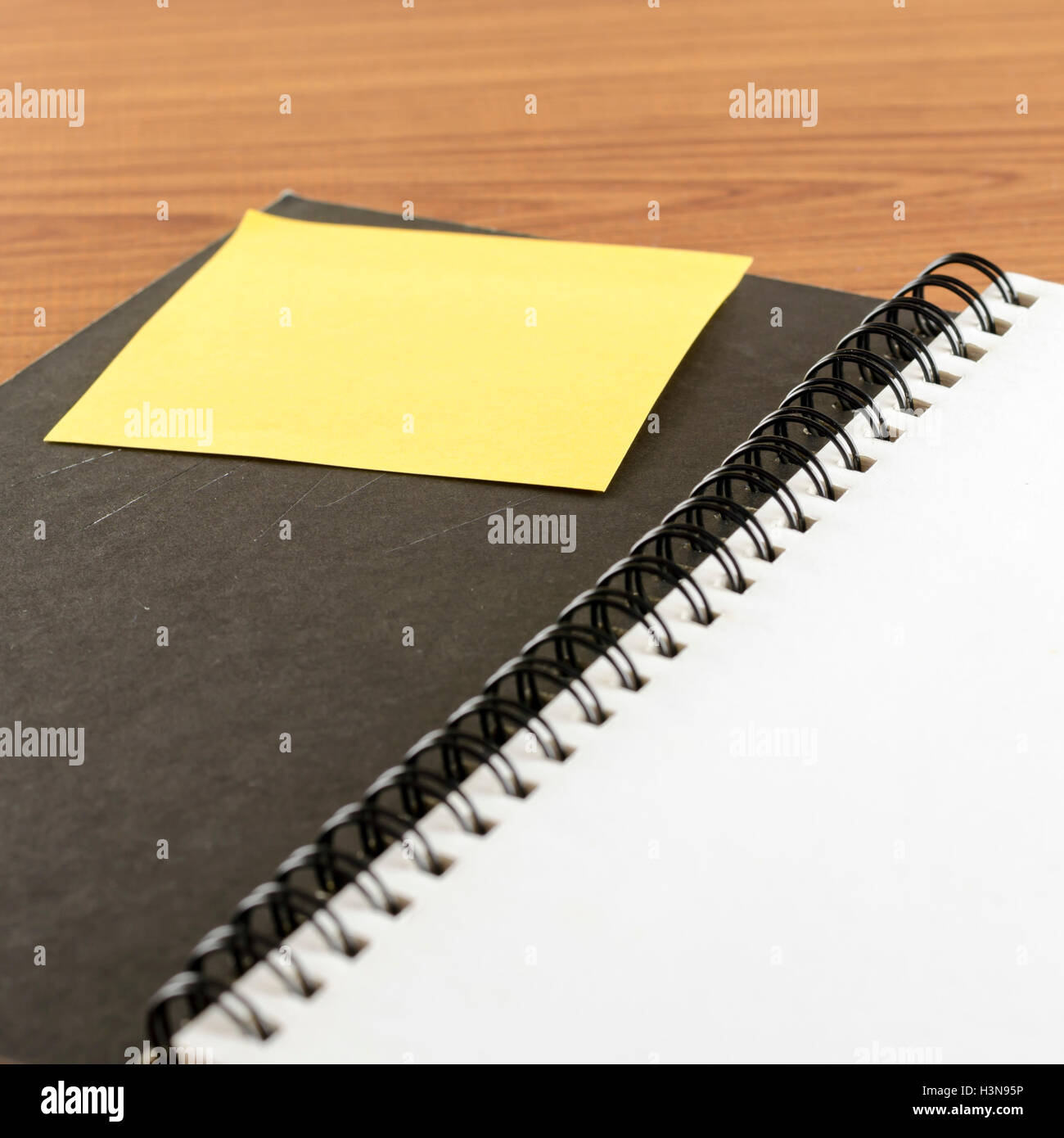 offenen Notebook mit post-it Stockfoto