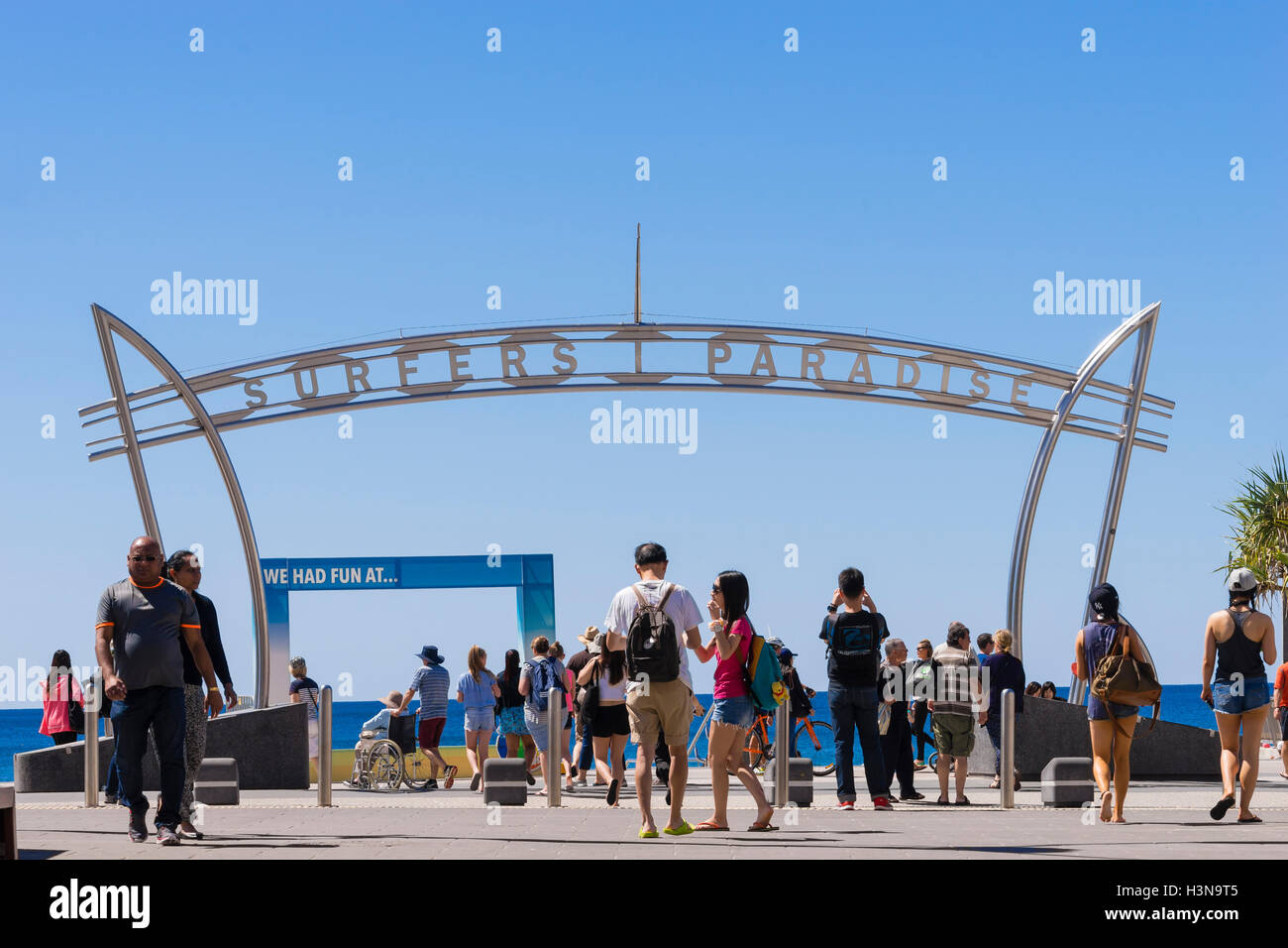 Touristen und der Surfers Paradise-Bogen in Gold Coast, Australien Stockfoto