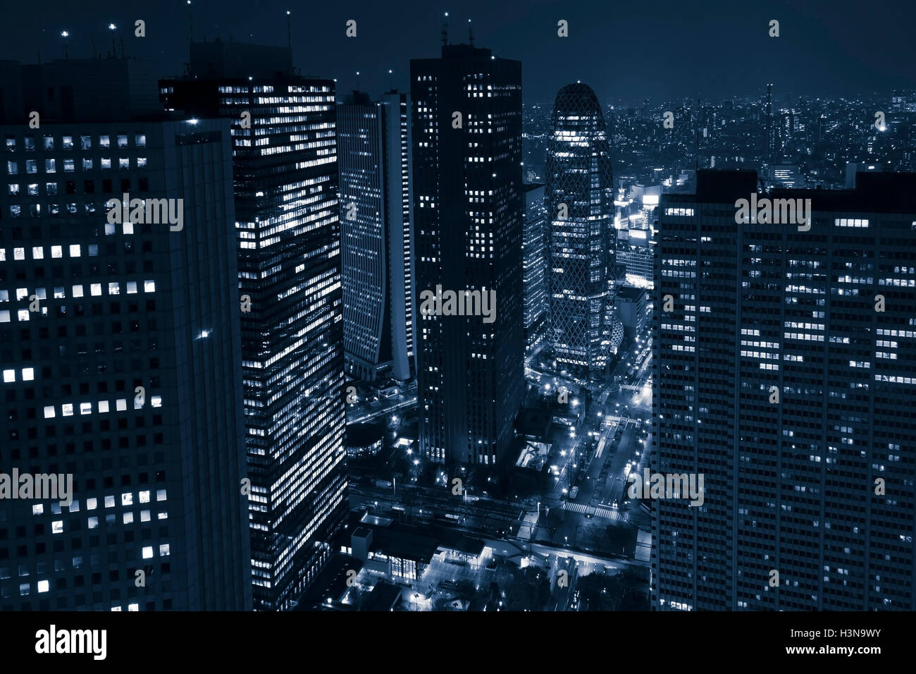 Moderne Geschäftsviertel mit Wolkenkratzern in der Nacht Stockfoto