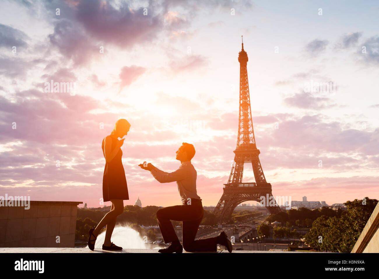 Romantischen Heiratsantrag am Eiffelturm, Paris, Frankreich Stockfoto