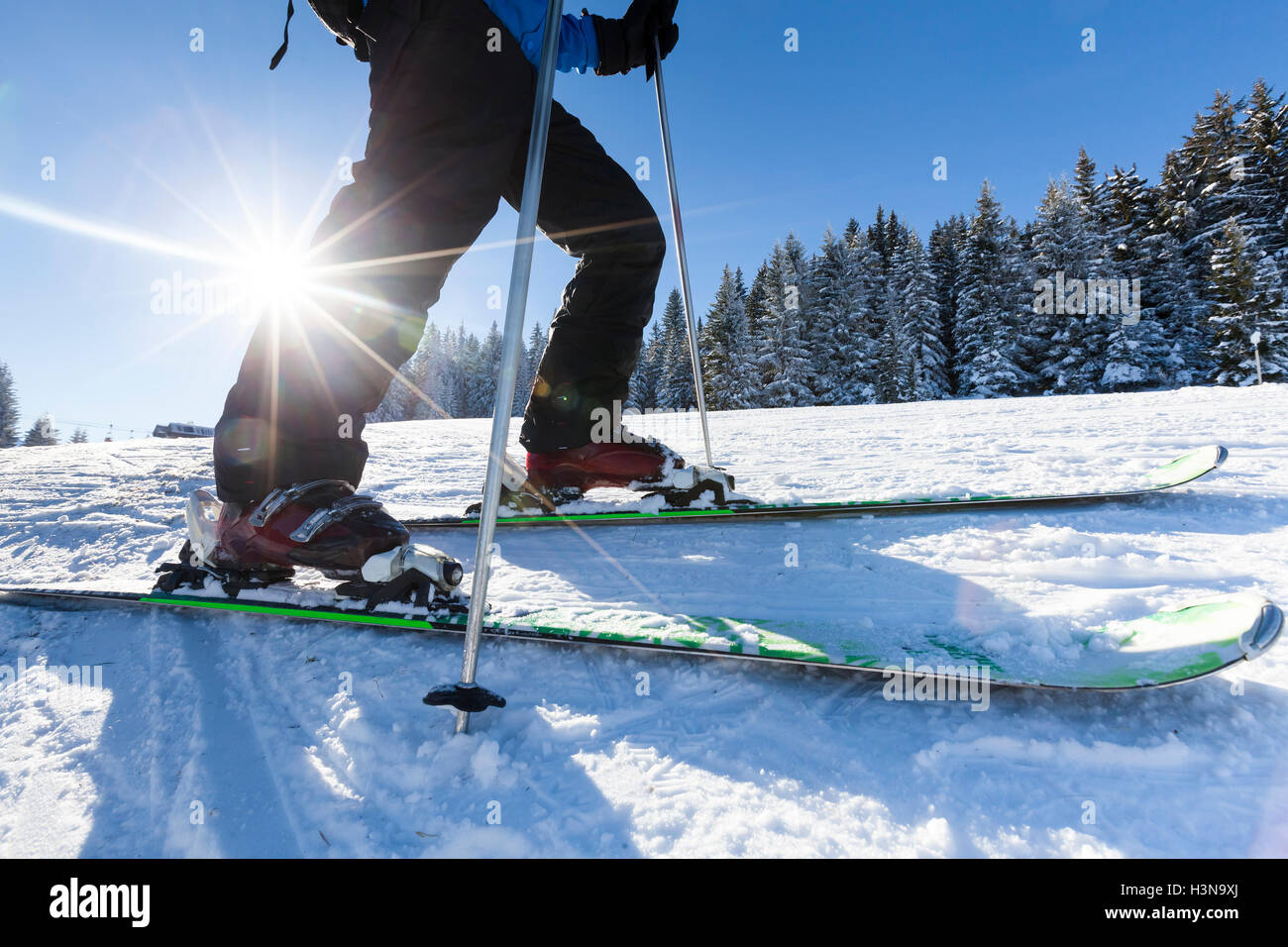 Skischuhe Ski und Schnee hautnah Stockfoto