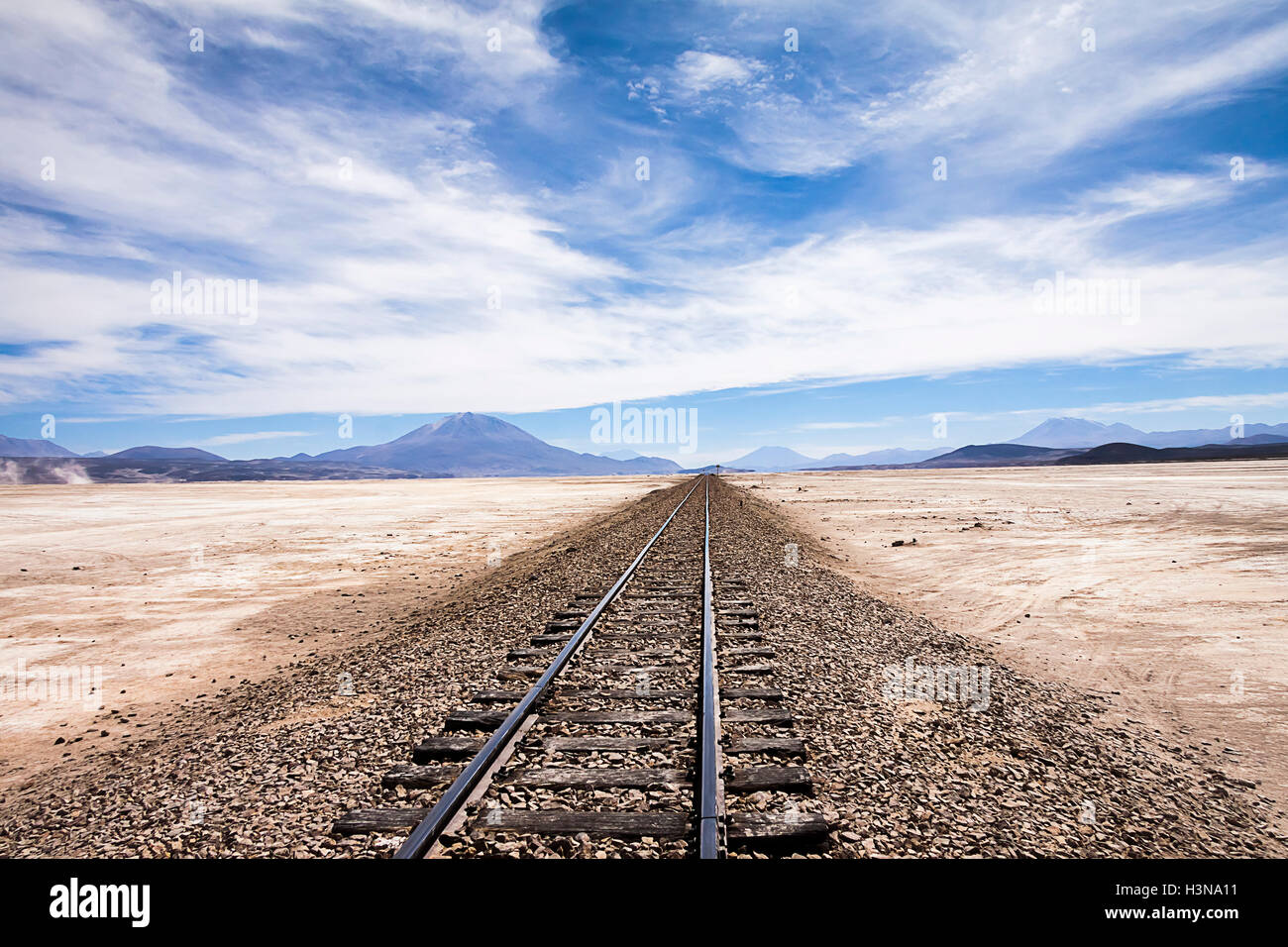 Eisenbahn in der Wüste in der Nähe von Uyuni, Bolivien Stockfoto