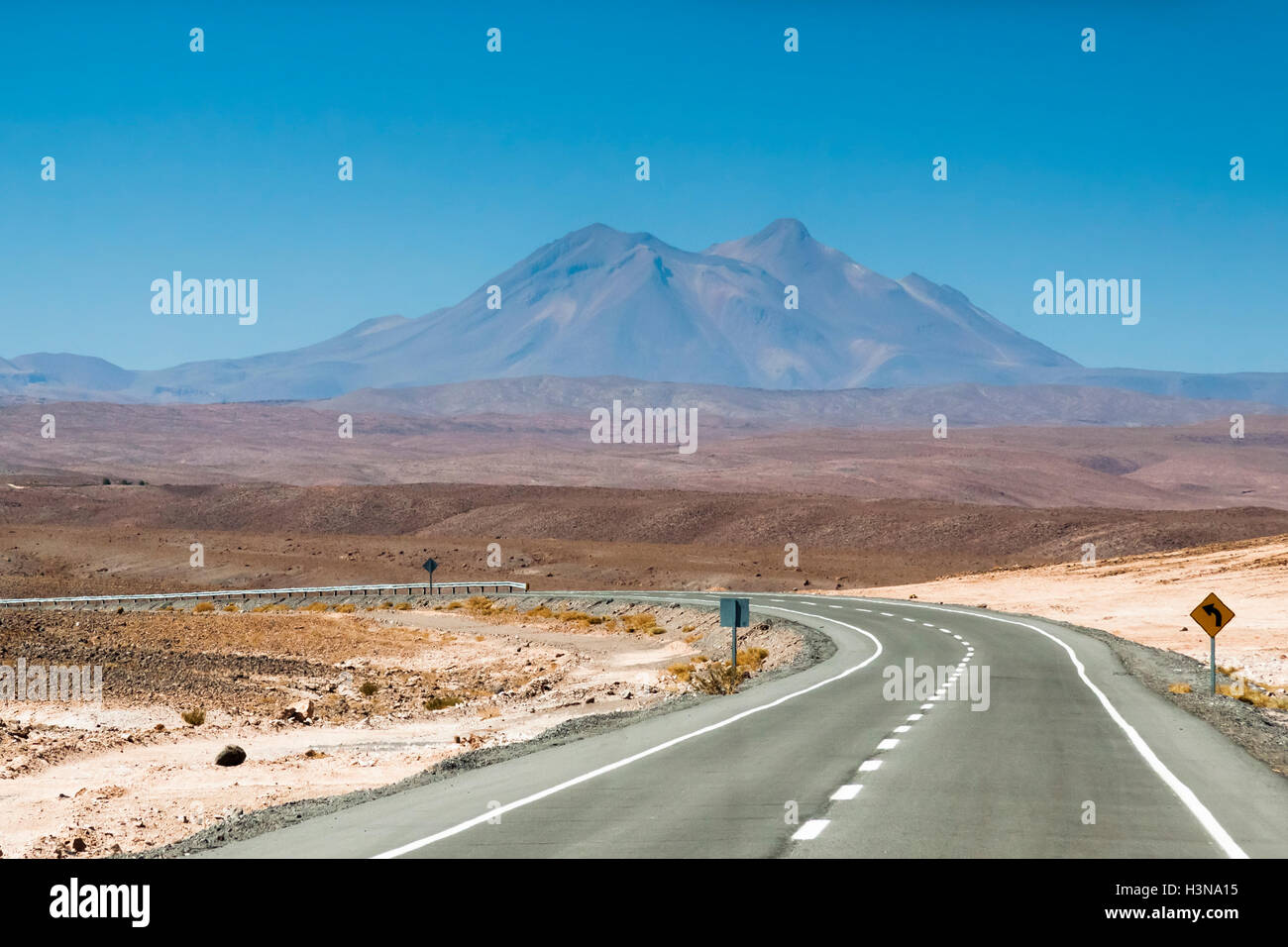 Straße in Atacama-Wüste mit Bergen im Hintergrund, Südamerika Stockfoto
