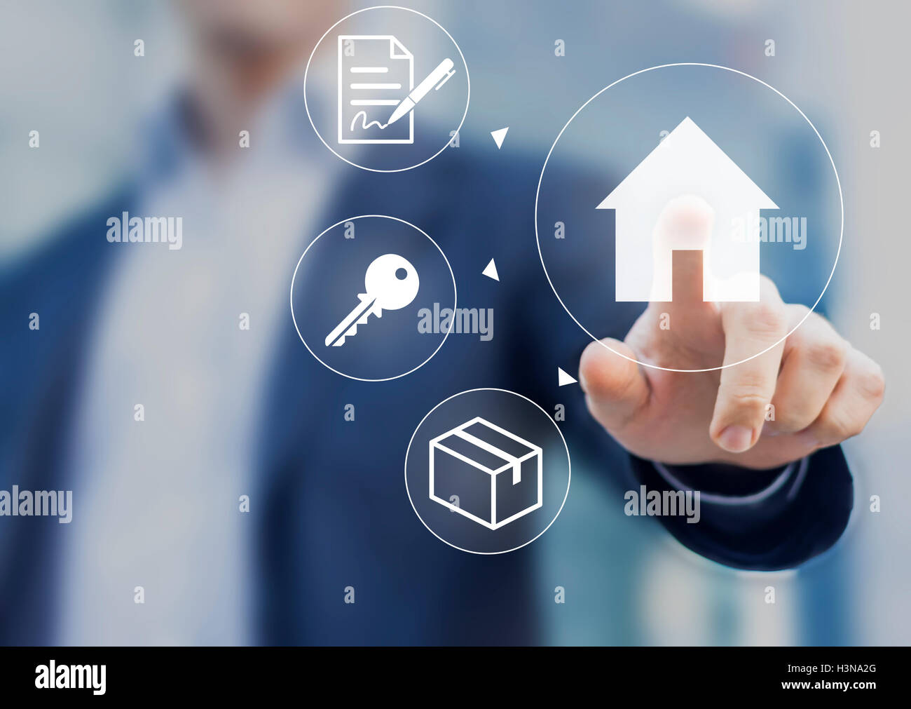 Hand-Haus Knopf auf dem Bildschirm mit Hypothekenvertrag, Schlüsseln und Boxen Stockfoto