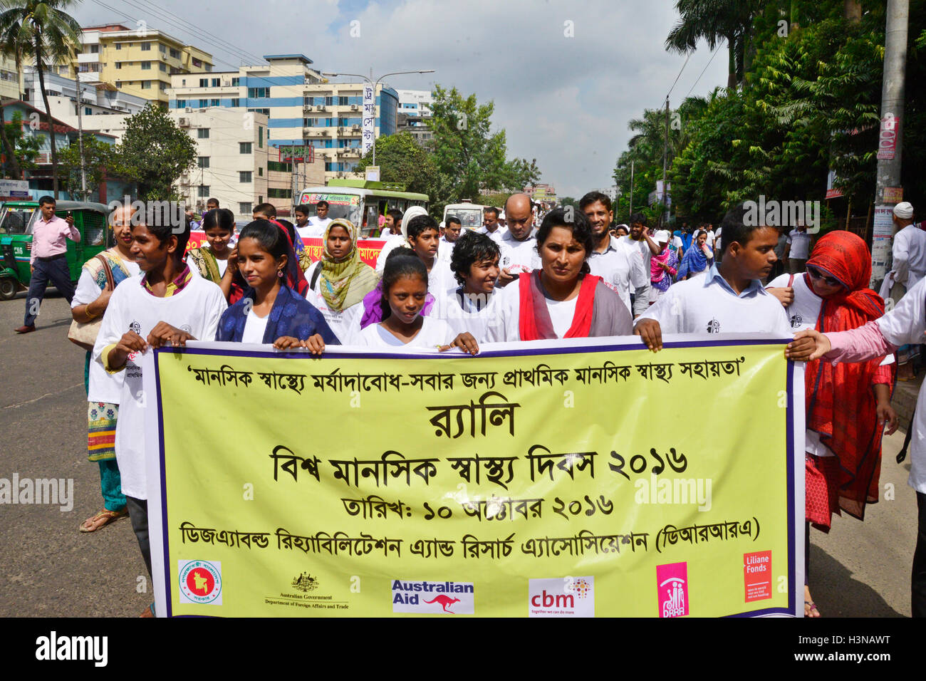 Dhaka, Bangladesch. 10. Oktober 2016. Nationales Institut der Geistesgesundheit organisierte eine Kundgebung feiert Welttag der psychischen Gesundheit mit dem Slogan "Würde im Bereich psychische Gesundheit - psychologische & psychische Gesundheit erste Hilfe für alle" am Sher-E-Bangla Nagar in Dhaka, Bangladesch. Am 10. Oktober 2016 Credit: Mamunur Rashid/Alamy Live-Nachrichten Stockfoto