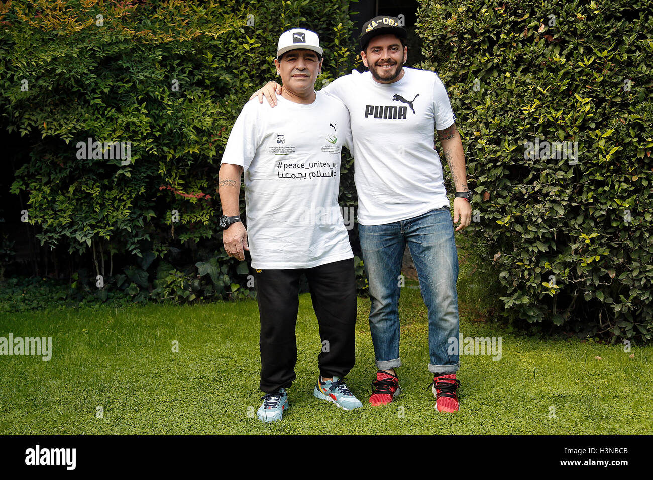 Rom, Italien. 10. Oktober 2016. Diego Armando Maradona mit seinem Sohn Diego Armando Sinagra Rome 10. Oktober 2016. Rai. Präsentation der "Fußballspiel für den Frieden".  Bildnachweis: Insidefoto Srl/Alamy Live-Nachrichten Stockfoto