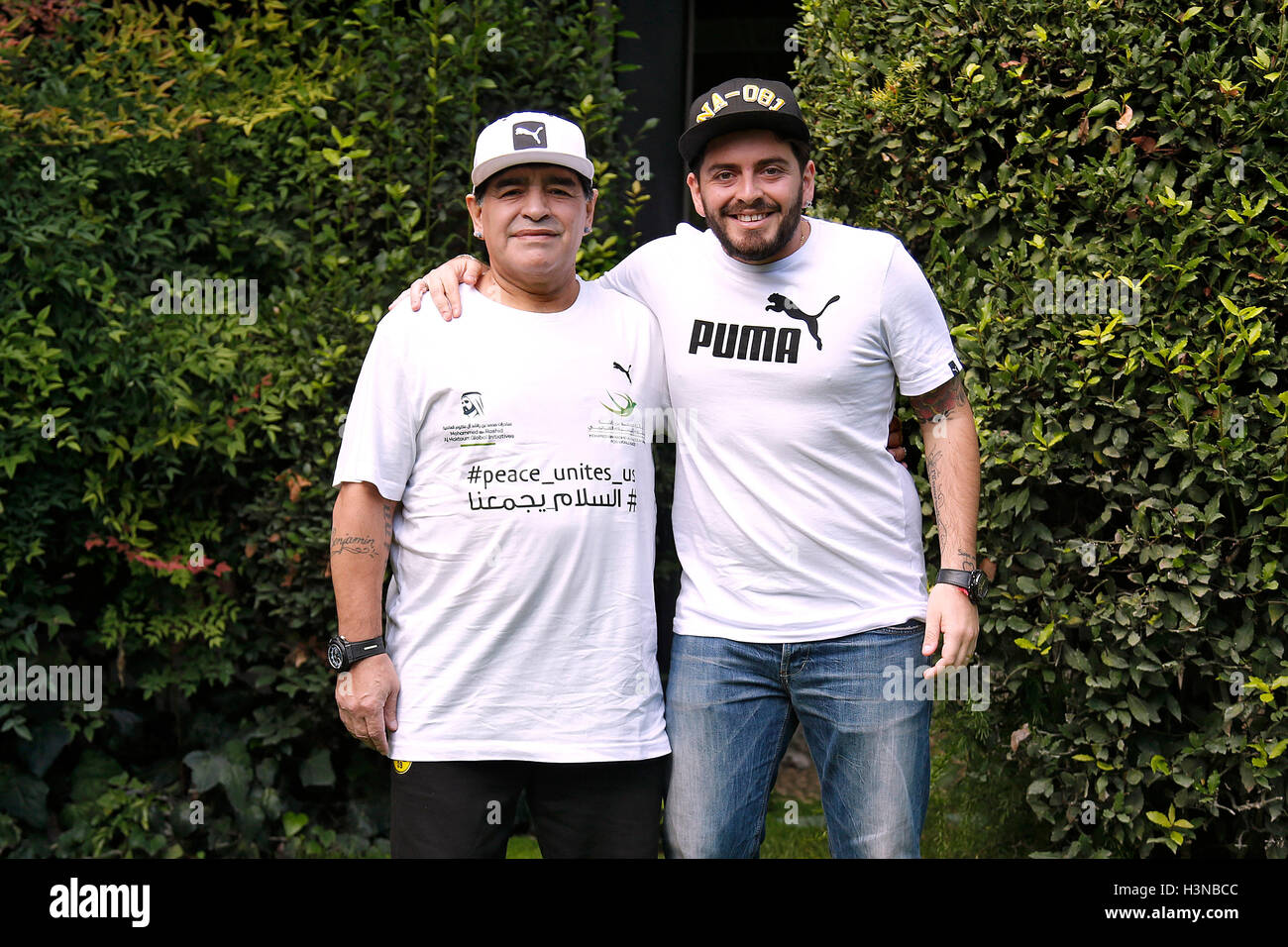 Rom, Italien. 10. Oktober 2016. Diego Armando Maradona mit seinem Sohn Diego Armando Sinagra Rome 10. Oktober 2016. Rai. Präsentation der "Fußballspiel für den Frieden".  Bildnachweis: Insidefoto Srl/Alamy Live-Nachrichten Stockfoto
