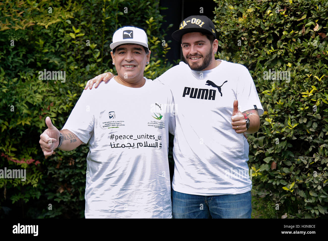 Rom, Italien. 10. Oktober 2016. Diego Armando Maradona mit seinem Sohn Diego Armando Sinagra Rome 10. Oktober 2016. Rai. Präsentation der "Fußballspiel für den Frieden".  Bildnachweis: Insidefoto Srl/Alamy Live-Nachrichten Stockfoto