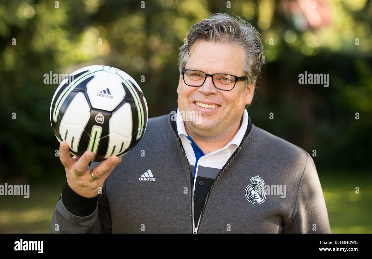 Hamburg, Deutschland. 5. Oktober 2016. Stefan Kohfahl, Direktor von der  Real Madrid Foundation Kliniken Deutschland befasst sich mit der Kamera in  Hamburg, Deutschland, 5. Oktober 2016. Er verwendet, um die  Fußballmannschaft Oststeinbeker