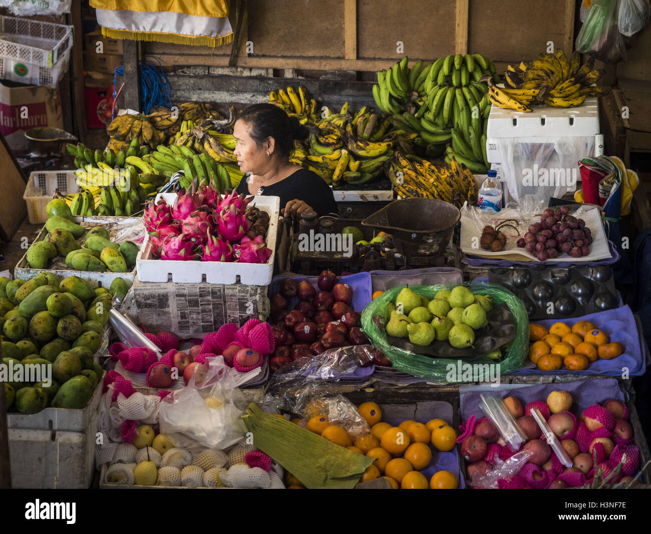 Ubud, Bali, Indonesien. 10. Oktober 2016. Ein Obst-Anbieter auf dem Markt in Ubud. Morgenmarkt in Ubud ist für Produkte und Fleisch und Menschen vor Ort von ca. 04:30 bis etwa 07:30 serviert. Als am Morgen einziehen schreitet die lokalen Anbieter packen und verlassen und Verkäufer, die touristische Kuriositäten. Von ca. 08:30 ist der Markt vor allem einen touristischen Markt Kuriositäten an Touristen zu verkaufen. Ubud ist Balis Kunst- und Kulturzentrum. © Jack Kurtz/ZUMA Draht/Alamy Live-Nachrichten Stockfoto