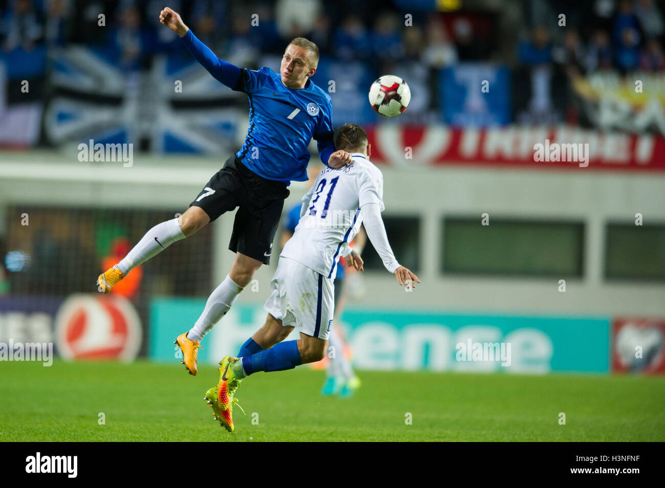 Tallinn, Estland, 10. Oktober 2016. Pavel Marin (L) von Estland und Kostas Stafylidis (R) von Griechenland in Aktion während der FIFA WM 2018 Qualifikationsspiel zwischen Estland und Griechenland Kredit: Nicolas Bouvy/Alamy Live News Stockfoto