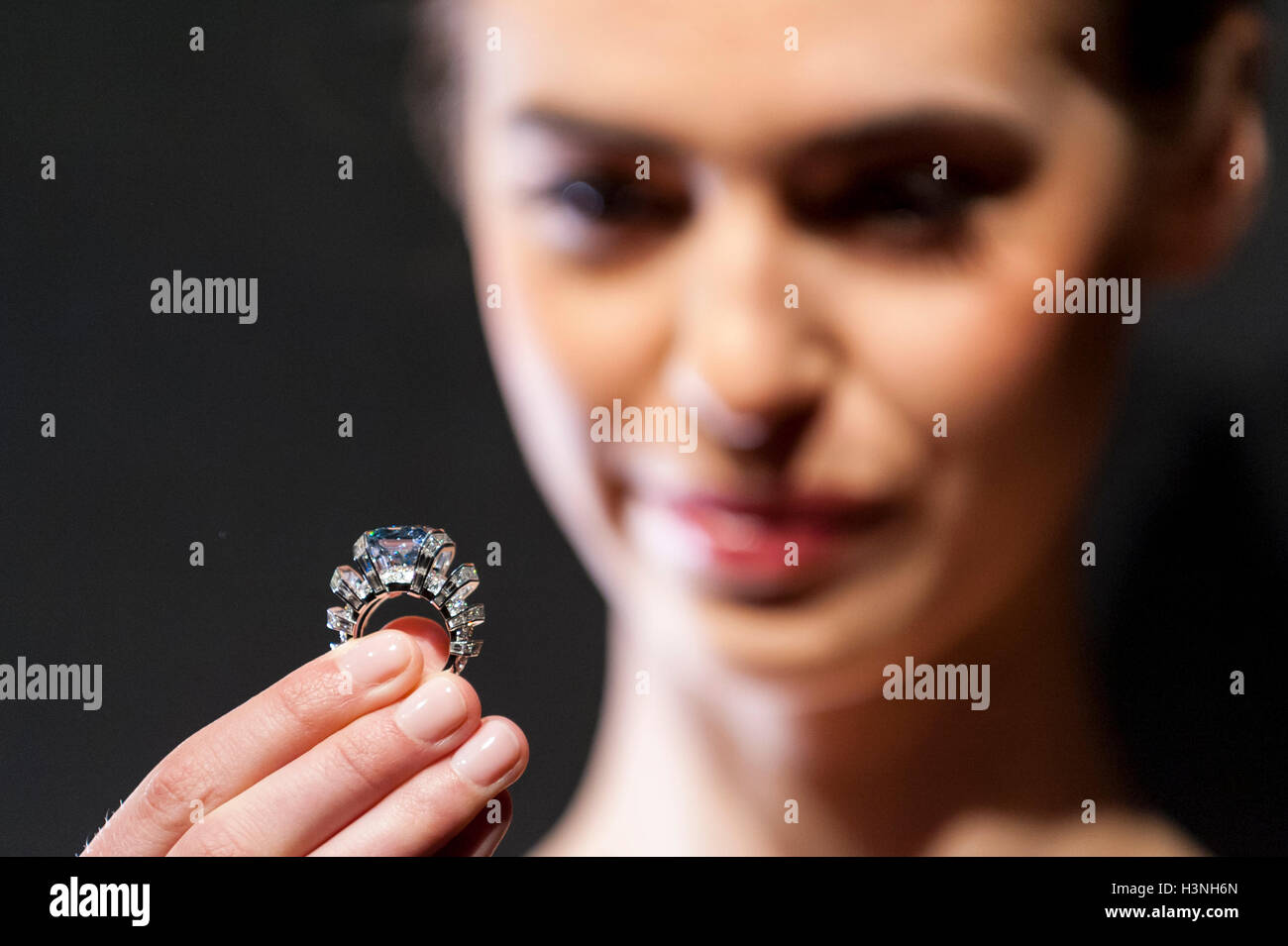 London, UK.  11. Oktober 2016. Ein Modell zeigt ein seltene Phantasie lebendige blauen Diamant-Ring von Cartier bei Sotheby's in New Bond Street.  8,01 Karat wiegen, der Stein wurde als "The Sky Blue Diamond" und bei Sothebys Verkauf von prächtigen und edle Juwelen, statt in Genf am 16. November, mit einer pre-Sale-Schätzung von USD$ 15-25 m angeboten werden. Bildnachweis: Stephen Chung / Alamy Live News Stockfoto