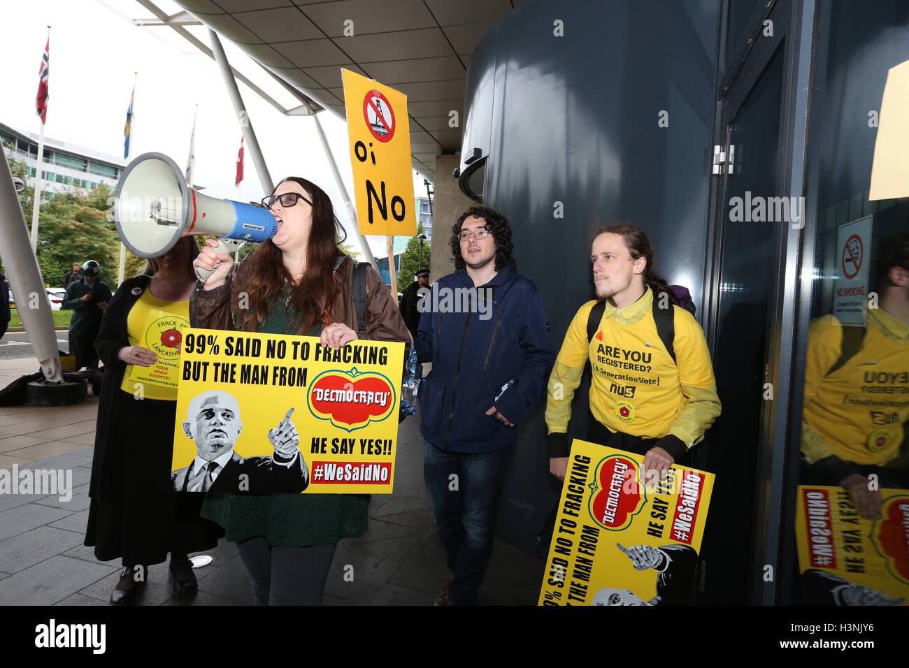 Manchester, UK. 11. Oktober 2016. Demonstranten gegen Fracking halten eine Demonstration vor der Radisson BLU, Manchester Flughafen, 11. Oktober 2016 Credit: Barbara Koch/Alamy Live News Stockfoto