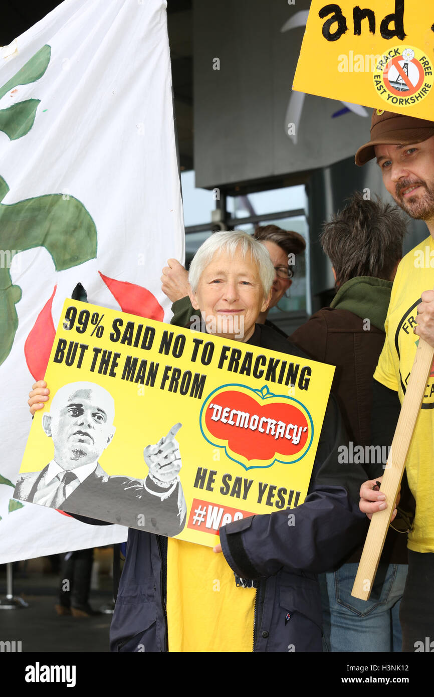 Manchester, UK. 11. Oktober 2016. Eine Frau hält auf einem Plakat die 99 lautet % sagten Nein aussprechen Fracking aber der Mann von der Demokratie ja außerhalb des Radisson BLU, Manchester Flughafen, 11. Oktober 2016 Credit: Barbara Koch/Alamy Live News Stockfoto